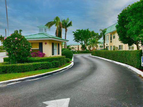 19 Colonial Club Dr, Boynton Beach FL 33435-8359 exterior