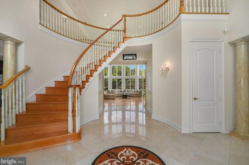 12705 Greenbriar Rd, Rockville MD 20854-6324 exterior