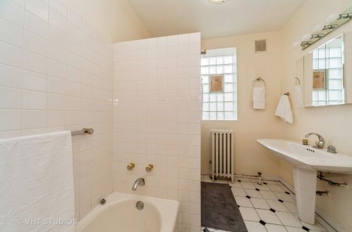 6214 Magnolia Ave, Chicago IL 60626-5306 exterior