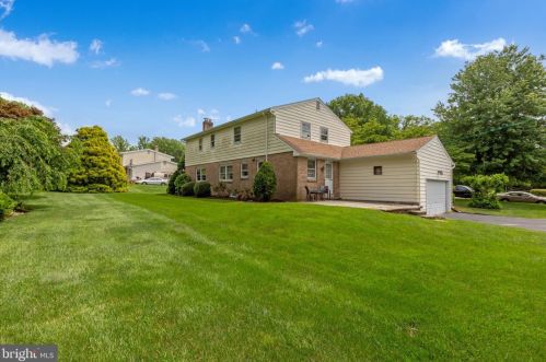 271 Lamplighter Ln, Huntingdon Valley PA 19006-3033 exterior