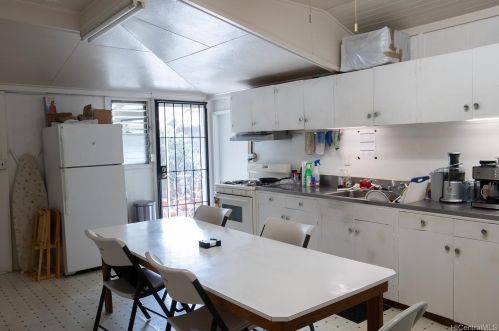 1347 Palolo Ave, Honolulu HI 96816-2528 exterior