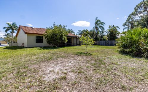 5426 Clark Ave, Fort Pierce FL 34983-2307 exterior