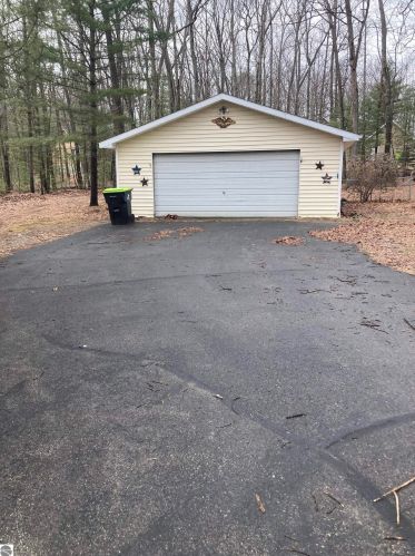 2845 Higgins Lake Dr, Roscommon, MI 48653-7622