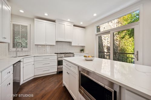 2701 Janssen Ave, Chicago IL 60657-1323 exterior