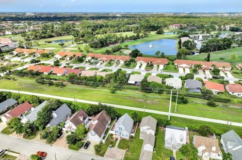 279 Leawood Cir, Naples FL 34104-4133 exterior