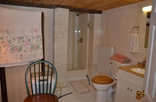 90 Gibbs Ave, Middletown RI 02840-2239 exterior