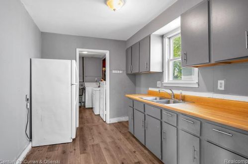 4518 Academy St, Dearborn Heights MI  48125-2210 exterior