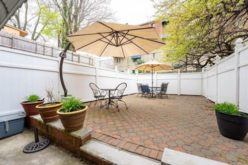 3917 De Reimer Ave, Bronx NY 10466-2128 exterior