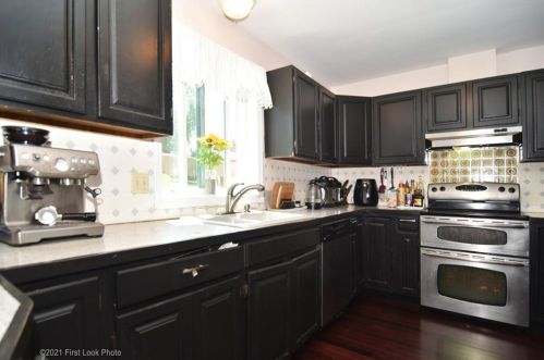 18 J H Dwyer Dr, Middletown, RI 02842-4575