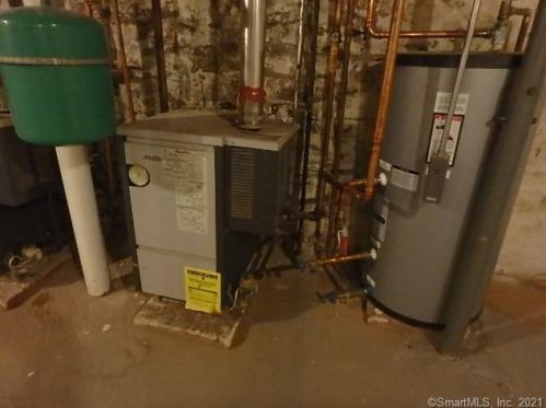 47 Maple St, Manchester CT 06040-5527 exterior