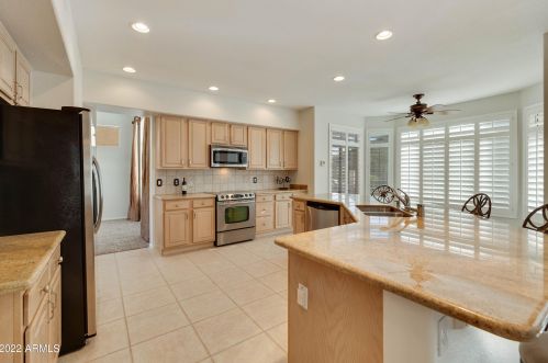 2737 Amberwood Dr, Phoenix AZ 85045-4208 exterior