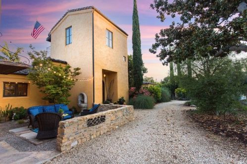 1028 Crestview Dr, Fullerton CA 92833-2203 exterior