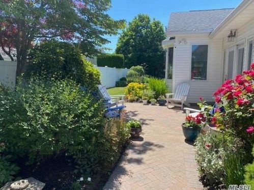 218 Woodsome Rd, Babylon NY 11702-3319 exterior