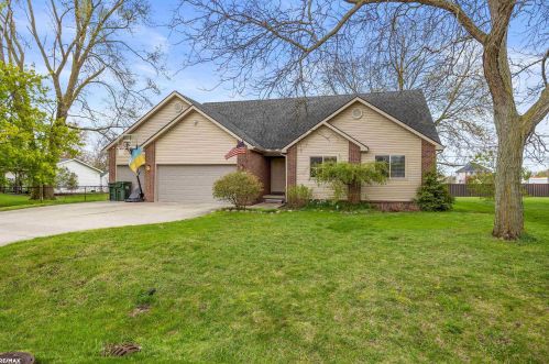 2823 Harrison St, Rochester, MI 48307-1916