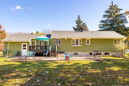 16 Angel Pl, North Haven CT 06473-2402 exterior