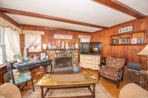 37 Chateau Dr, Huntington Station NY 11747-4131 exterior