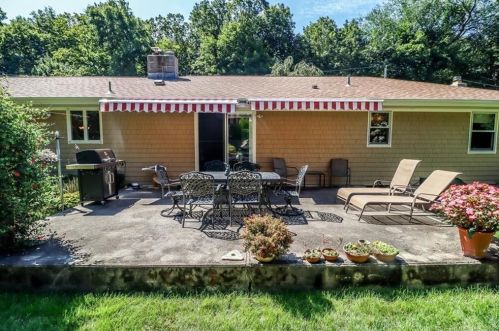 1 Cullens Hl Rd, Derby CT exterior