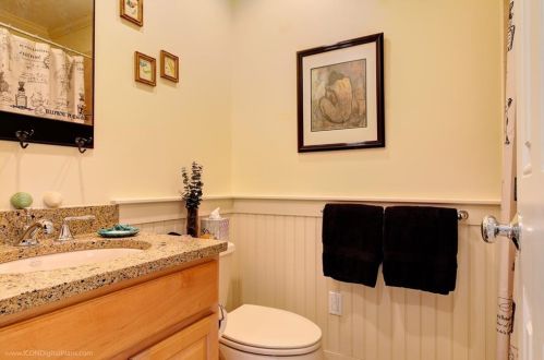 414 Corey Ln, Middletown RI 02842-5659 exterior