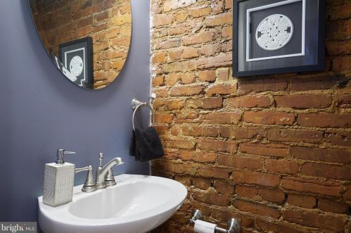 221 E St, Washington DC  20002-7700 exterior