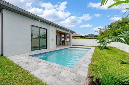 555 99 Ave, Naples FL 34108-2227 exterior