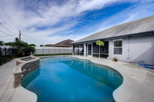 912 Paar Dr, Fort Pierce FL 34953-5623 exterior