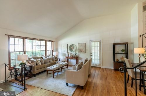 9105 Chanute Dr, Bethesda, MD 20814-3940