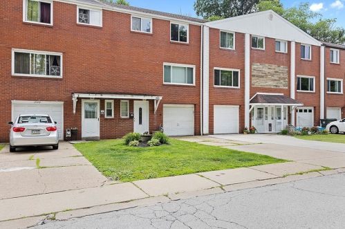 1520 Dunluce Dr, Pittsburgh, PA 15227-1504