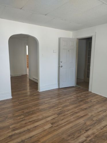 607 Lorenz Ave, Pittsburgh PA  15220-5700 exterior