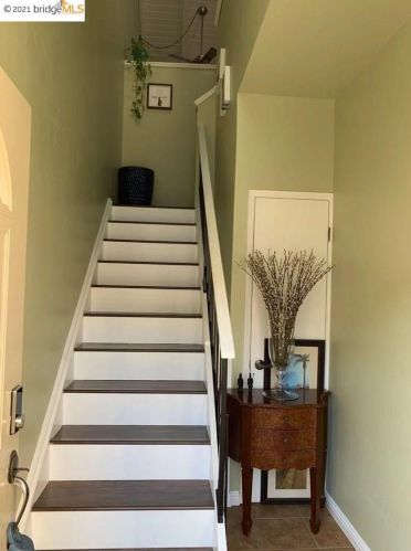 361 Ridgeview Dr, Concord, CA 94523-1025