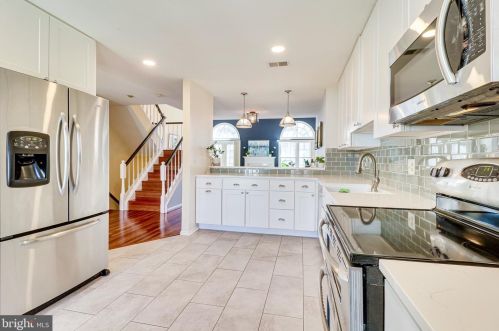 7041 Chesley Search Way, Alexandria VA 22315-4754 exterior