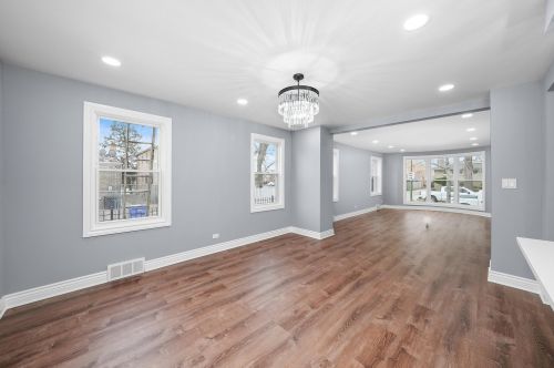 8247 Oglesby Ave, Chicago IL  60617-1927 exterior