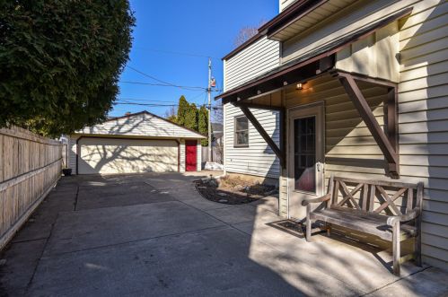 4929 Hollywood Ave, Milwaukee WI 53217-5935 exterior