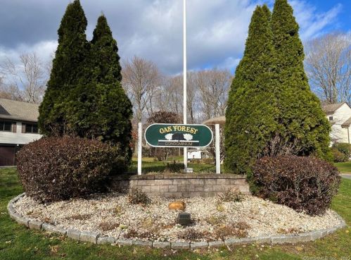 31 Oak Forest Dr, Manchester CT 06042-1945 exterior