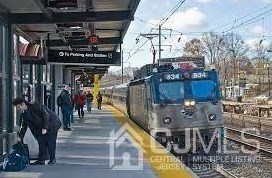 124 College Dr, Edison NJ 08817-5955 exterior