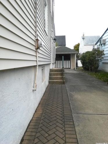 37 Fremont Rd, Valley Stream NY 11581-2106 exterior