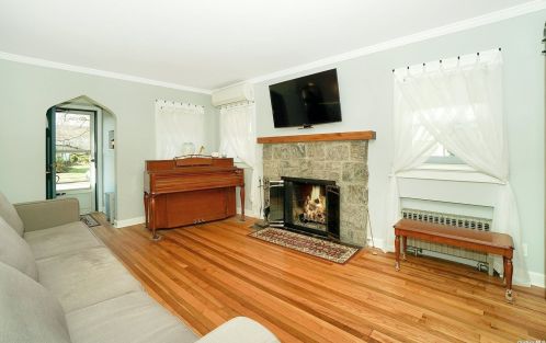 145 Chester St, Valley Stream NY 11580-4210 exterior