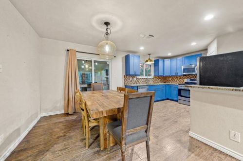 8408 Dixon Dr, Austin TX 78745-7515 exterior