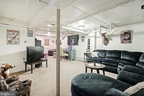 68 Maple Ave, Littlestown PA 17340-1312 exterior