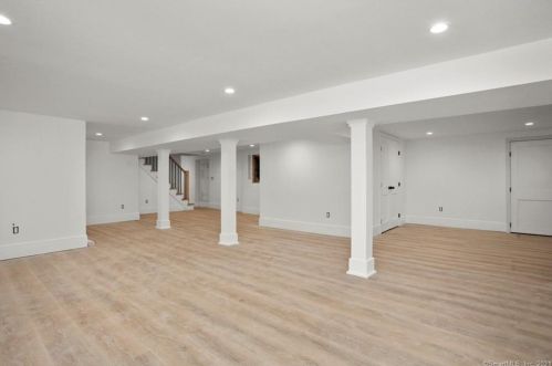 19 Overlook Dr, Greenwich CT 06830-6713 exterior