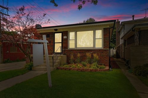 8246 Richmond St, Chicago, IL 60652-3414