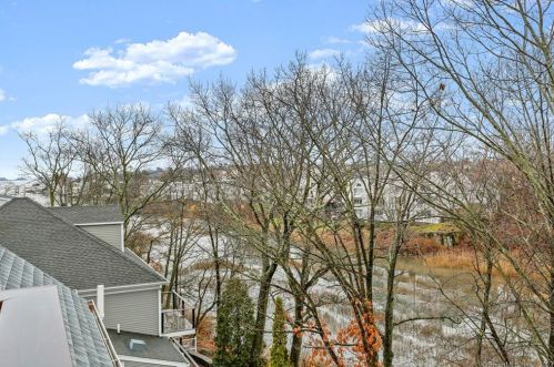 80 Indian Harbor Dr, Greenwich CT 06830-7148 exterior