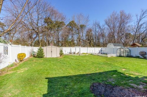 507 18th St, Babylon, NY 11704-2205