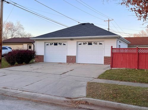 7100 Verona Ct, Milwaukee WI 53219-3932 exterior