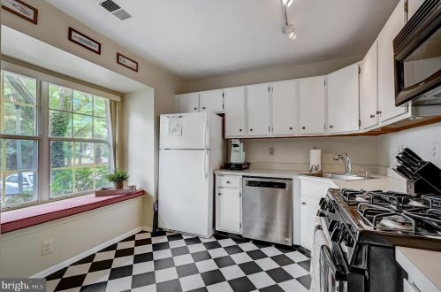 15 Pagoda Ct, Trenton NJ 08648-4830 exterior