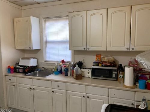 27 Kling St, Town Center NJ 07052-5510 exterior