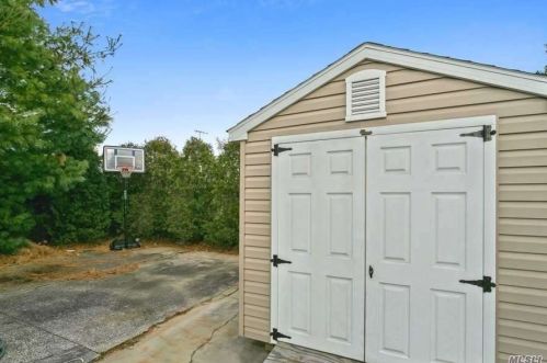 131 Gordon Rd, Valley Stream NY 11581-2108 exterior