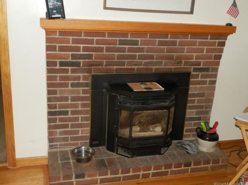 136 Putnam Pike, Killingly CT 06241-1628 exterior