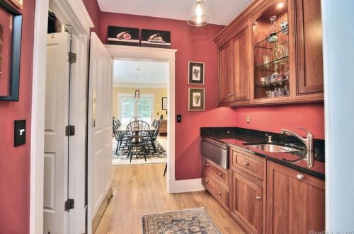 64 Bayberry Ln, Westport CT 06880-4031 exterior