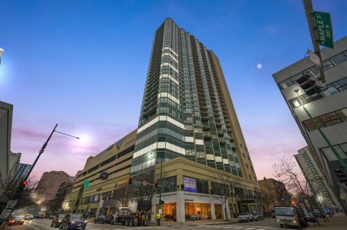 111 Maple St, Chicago IL  60610-5401 exterior