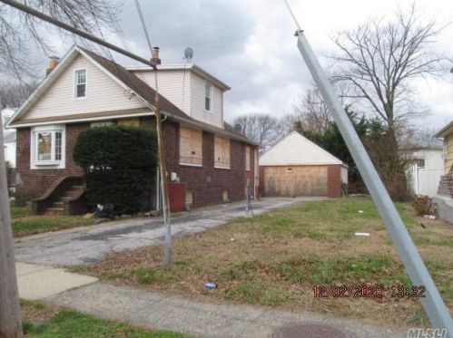122 Boden Ave, Valley Stream, NY 11580-5145